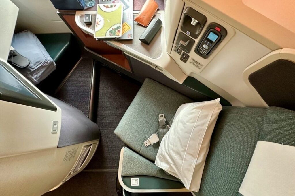 Cathay Pacific business class seats, Cathay Pacific business class suites