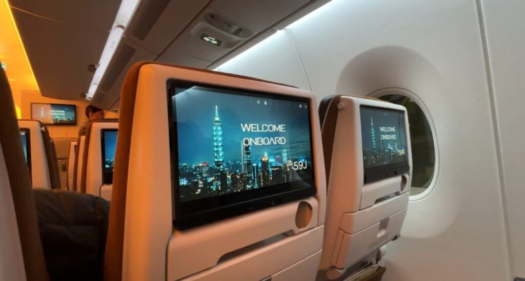 does Starlux Airlines have Business Class, how much does Business Class cost in Starlux Airlines, where does Starlux Airlines fly Business Class
